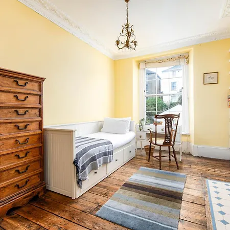New Refined Period 4bd 2bath Cotham Home-private Parking ブリストル