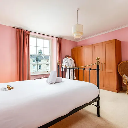 New Refined Period 4Bd 2Bath Cotham Home-Private Parking Apartment Bristol