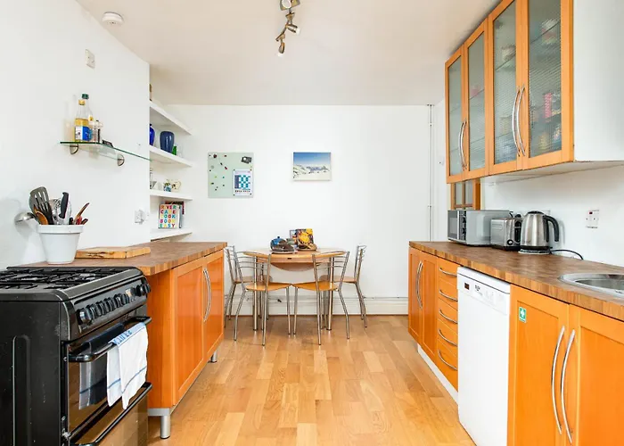 New Refined Period 4Bd 2Bath Cotham Home-Private Parking Bristol