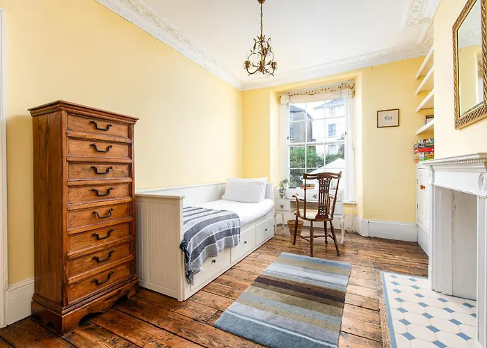 New Refined Period 4bd 2bath Cotham Home-private Parking Bristol