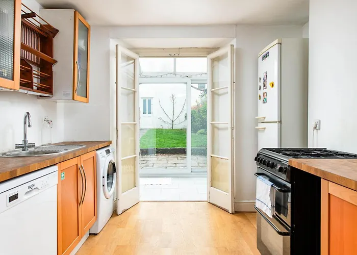 New Refined Period 4bd 2bath Cotham Home-private Parking *