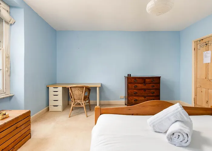 New Refined Period 4bd 2bath Cotham Home-private Parking Lejlighed